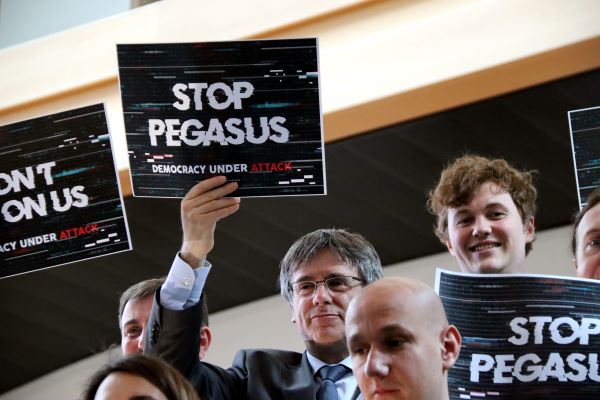 Former Catalan president Carles Puigdemont holding up a sign in protest of the use of Pegasus spyware in Estrasburg on May 4, 2022 (by Nazaret Romero)